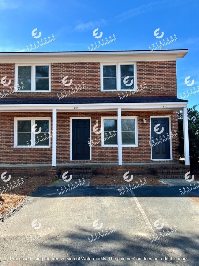 Building Photo - Spacious 1 BR 1 Bath Bottom Unit - Ready for Move In Today!