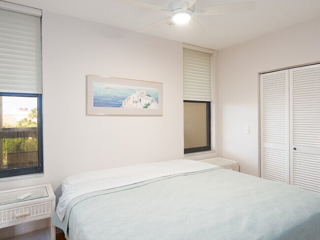 Building Photo - One of Longboat Key’s premier waterfront c...