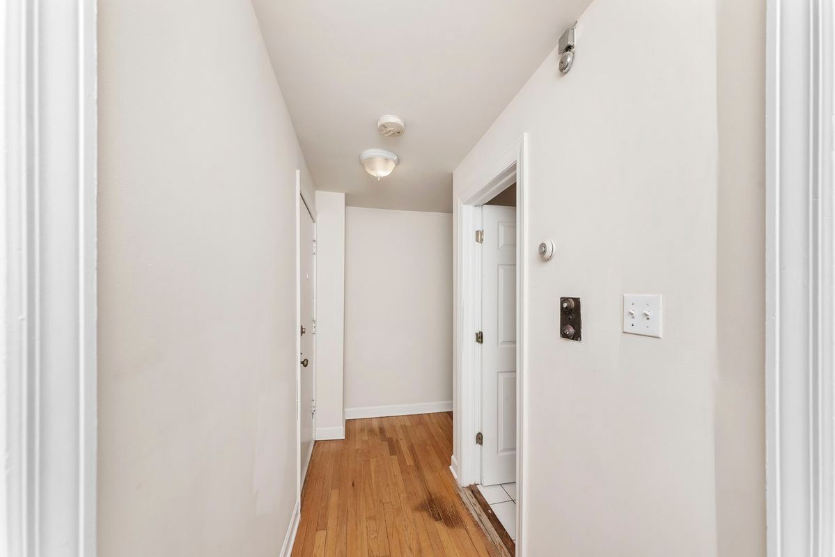 Building Photo - 550 W Aldine Ave