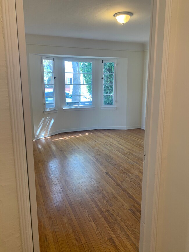 Building Photo - 3781 Greenwood Ave