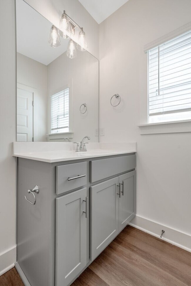 Building Photo - 2 Bedroom Home with Bonus Office/Flex Space!