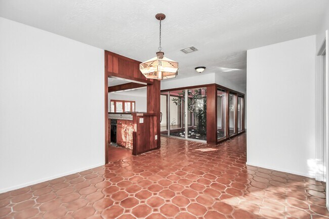 Building Photo - 403 Westwood Dr