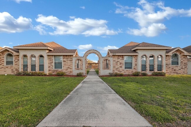 Building Photo - 2111 W Western Dr