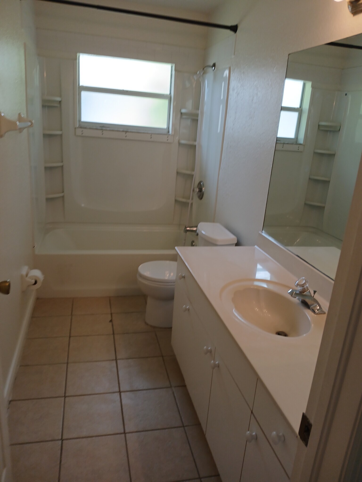 Bath 2 w/tub & shower - 1411 Gleason Pky
