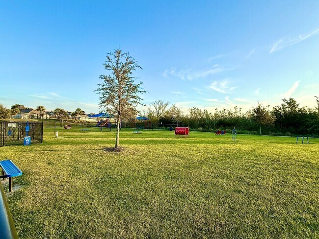 Building Photo - Premier 4bedrooms/2baths residence - Florida living at its finest!