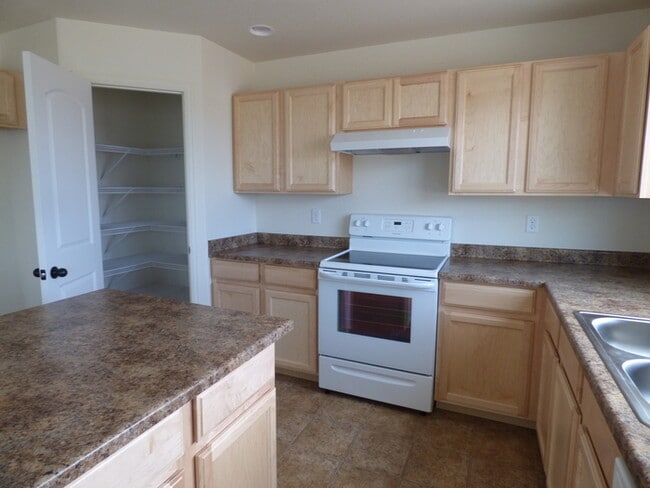Building Photo - Spacious and Beautiful 3 Bed, 2.5 Bath Hom...