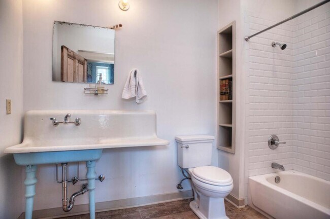 Building Photo - 652 N 3rd St