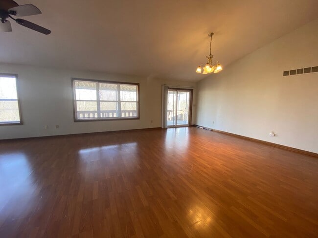 Building Photo - Large 4 Bed /  2 Bath Home