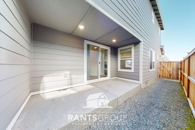 Building Photo - Great Location! Easy JBLM Commute!