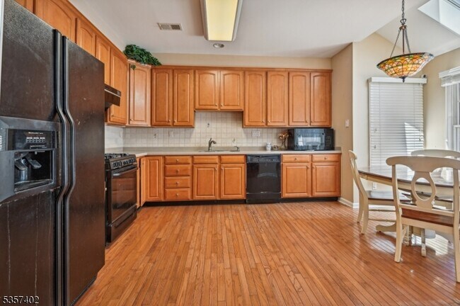 Building Photo - 233 Patriot Hill Dr