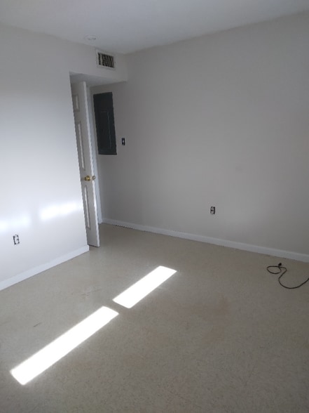 Building Photo - 2541 Myrtle Ave