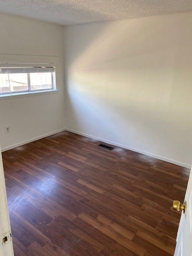 Building Photo - Spacious home on Large Lot