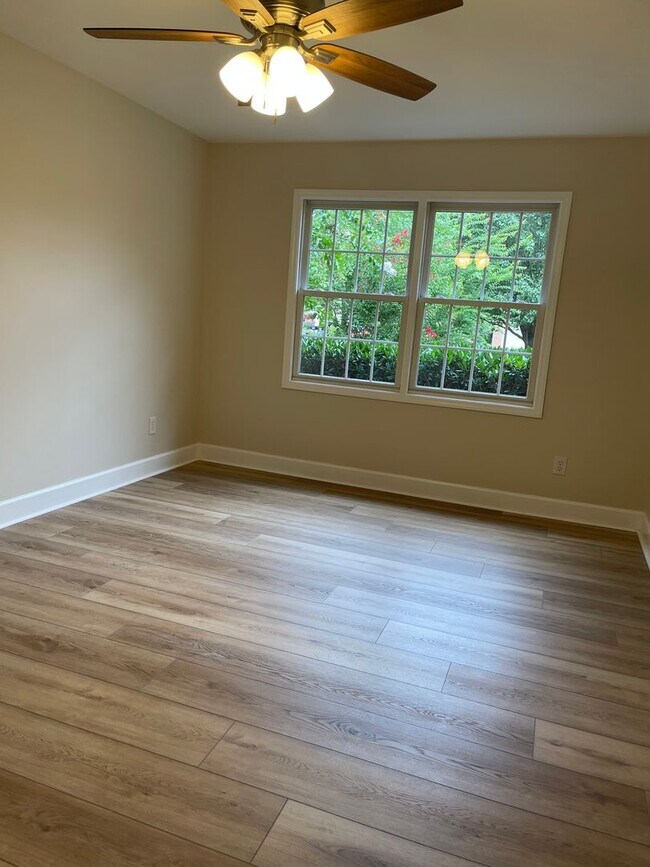 Building Photo - 383 Paine Lake Dr