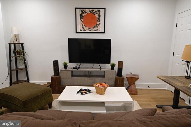 Building Photo - 1230 Penn St NE