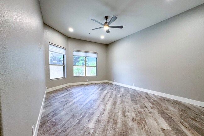 Building Photo - 3Bed/2.5 Ba House in Gated Community in No...