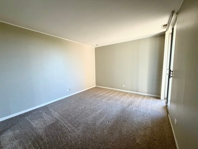 Building Photo - 6010 Oakwood Dr