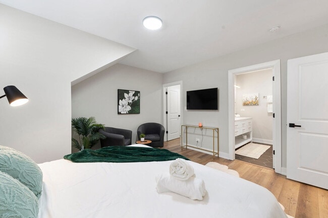 Building Photo - 1900 W 17th St