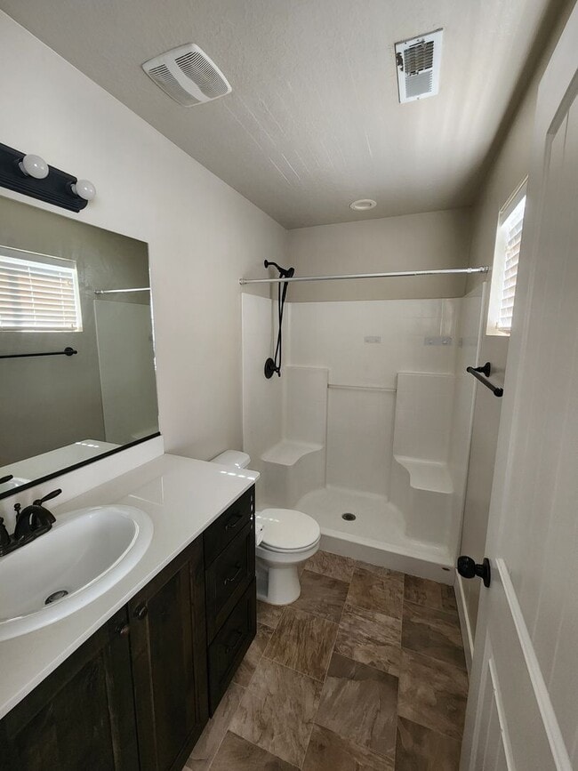 Building Photo - Charming Townhome