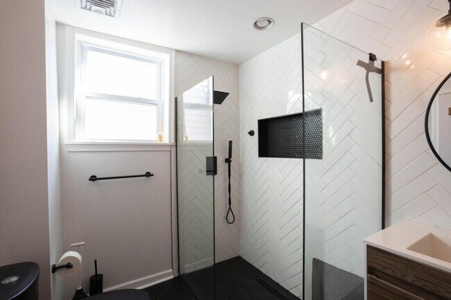 Building Photo - Gorgeous 2 Bedroom, 1.5 Bath Home in South Philly's LoMo Neighborhood