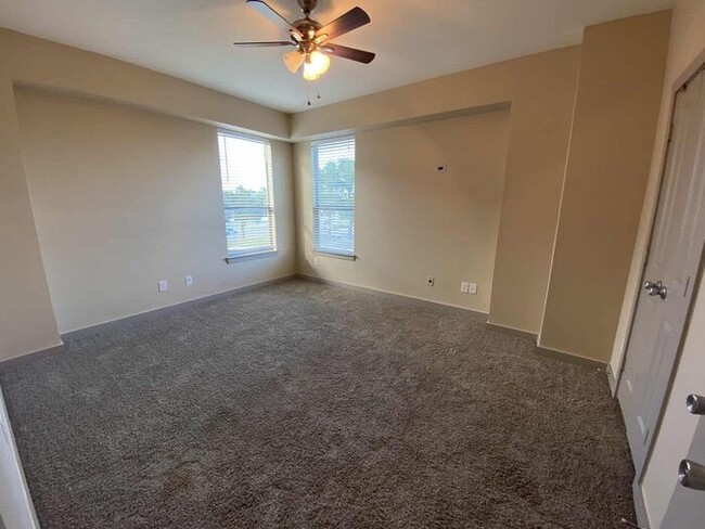 Building Photo - Beautiful Townhome For Rent In Hurst!