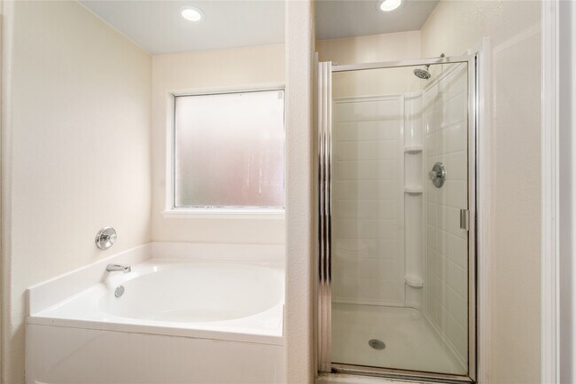 Building Photo - 18218 Thicket Grove Rd