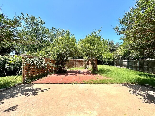 Building Photo - Beautiful and Spacious 3 BR / 2.5 BA Home ...