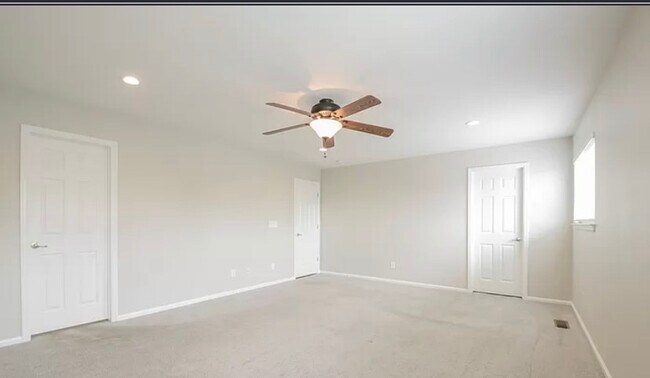 Building Photo - 892 Willow Dr