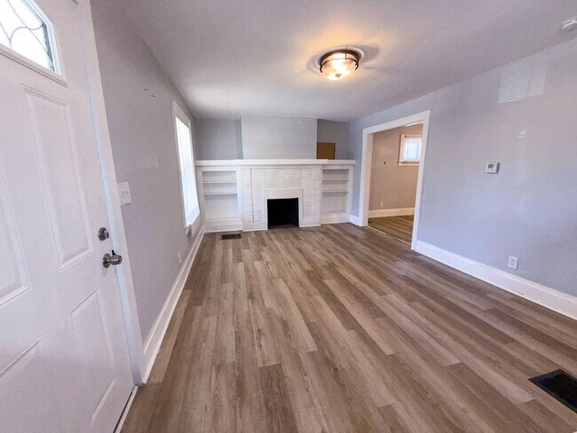 Building Photo - Elegant 3-Bedroom Home with Designer Finishes & Private Backyard!