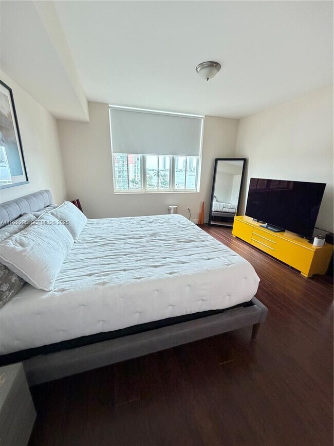 Building Photo - 3340 NE 190th St