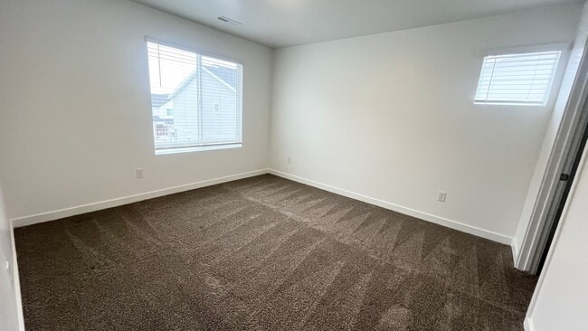 Building Photo - 3 Bedroom/2.5 Bathroom Townhouse in Magna