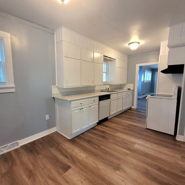 Building Photo - Large Updated House with Garage!