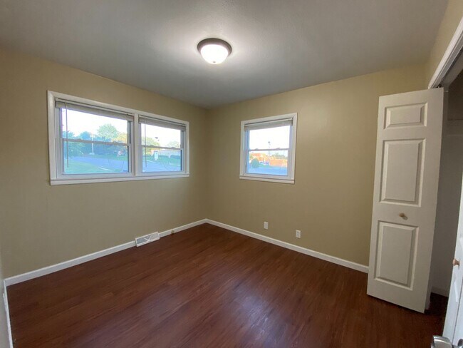 Building Photo - 1402/1404 Hillcrest Drive