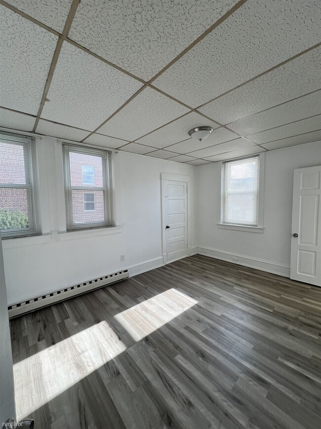 Building Photo - 1 br, 1 bath 4plex - 14 South Roland Stree...