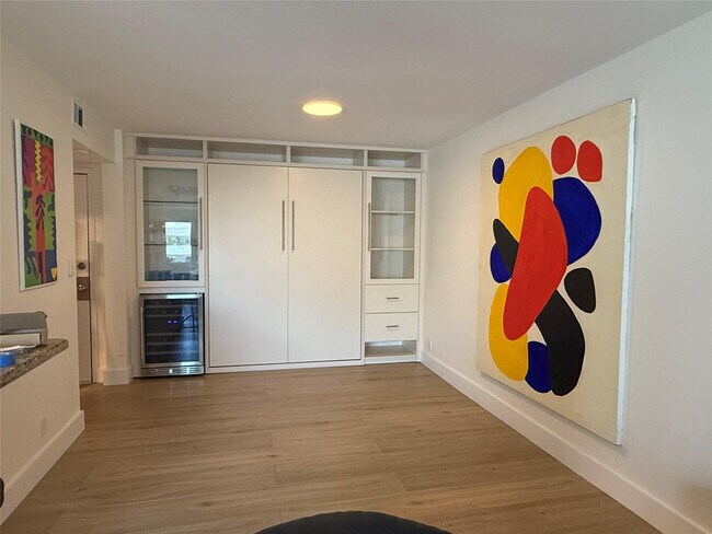 Building Photo - 330 SE 20th Ave