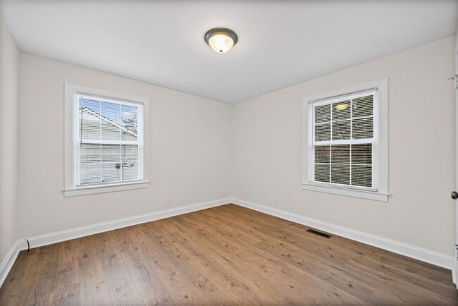 Building Photo - Renovated 2 bedroom home for rent Near Downtown Clarksville!