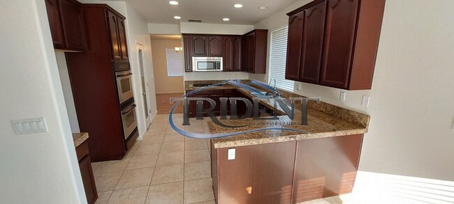 Building Photo - Beautiful 5 bedroom, 3 bath house
