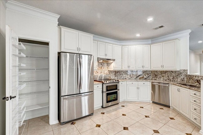 Building Photo - 1033 Pinehurst Dr