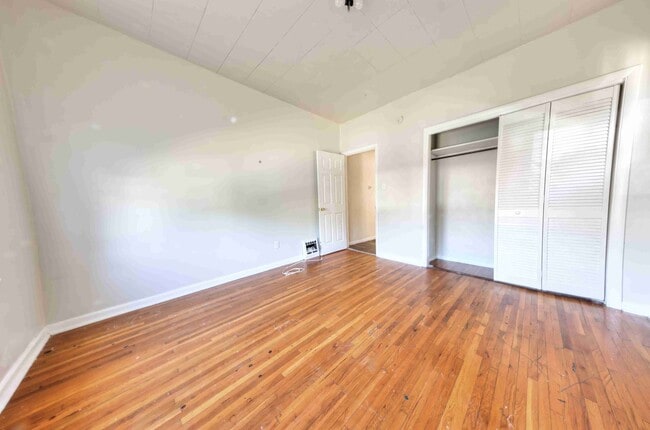 Building Photo - Available Aug 7th - Very nice single family home with refinished hardwood and a very large open l...