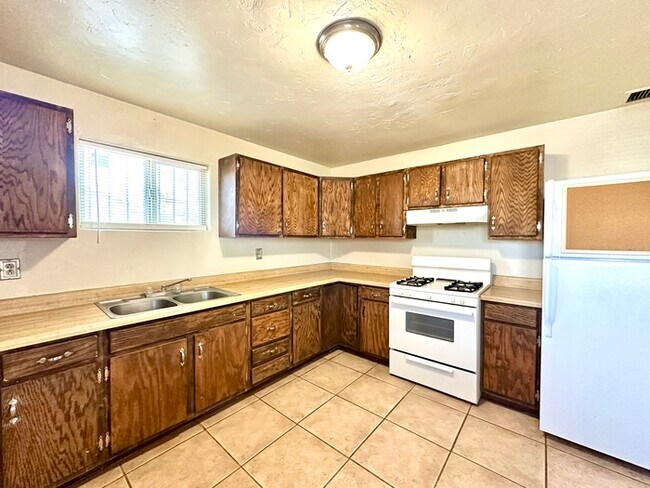 Building Photo - 1/2 OFF Move In Special! House with Gigant...