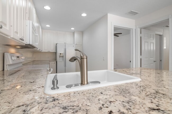 Building Photo - Townhouse in Village Walk of Bonita Springs