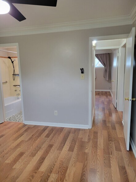Back Bedroom - 214 Moncrief St