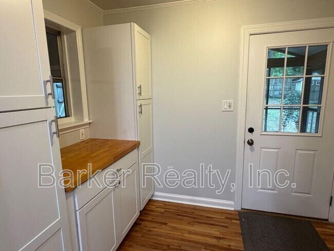 Building Photo - 401 Barclay Rd