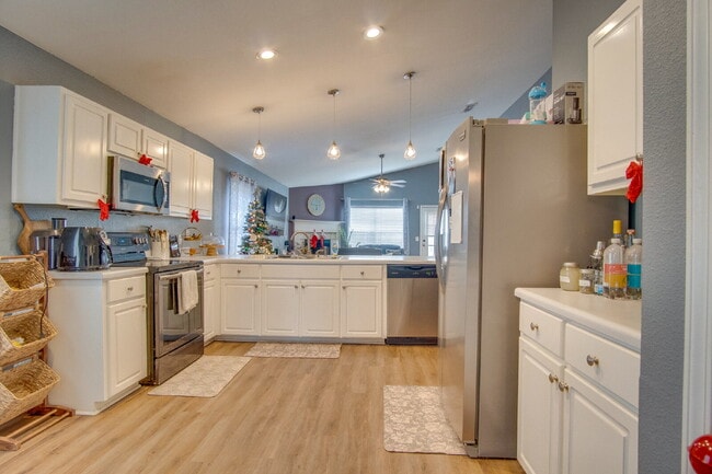 Building Photo - Move-in Special- $250 off the first month's rent.- Spacious 3 Bedroom Home Minutes from Downtown ...