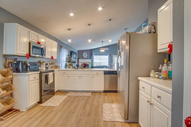 Building Photo - Spacious 3 Bedroom Home Minutes from Downtown Pensacola! Available February 1st