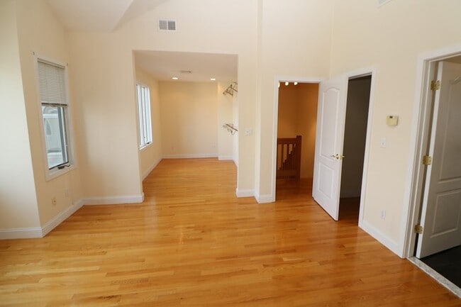 Building Photo - 143 Grovers Ave