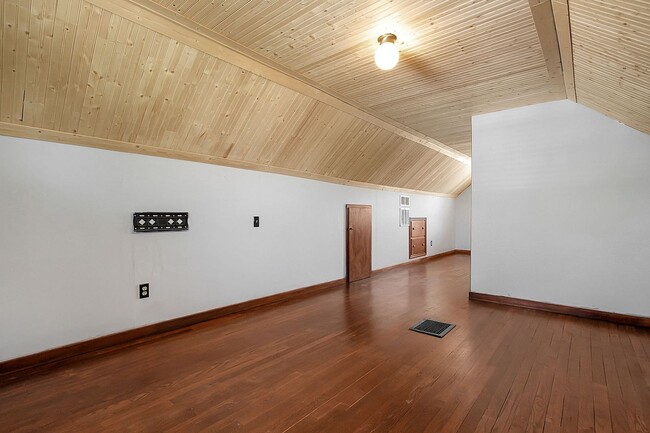 Building Photo - 3 Bed, 1 Bath Single-Family Home – Great L...
