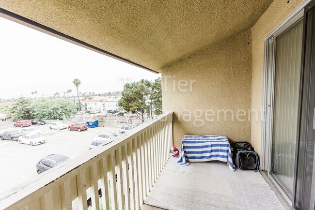 Building Photo - Spacious Top-Floor 1BR Condo with Ocean Vi...