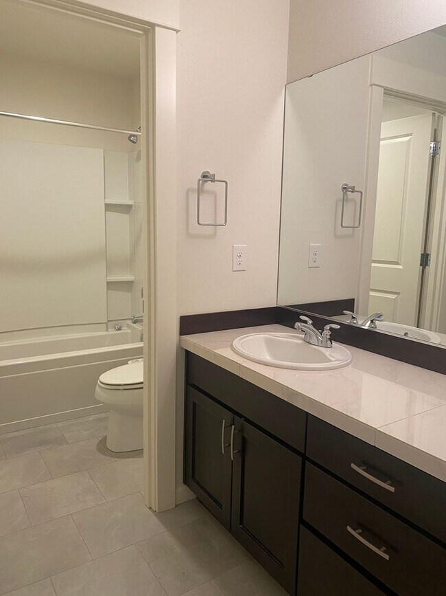 Building Photo - 4 Bedroom Home in the Heart of Sammamish! ...