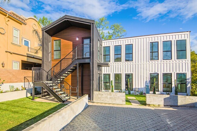 Building Photo - Luxury Living with Massive Private Yard in Downtown Burbank!