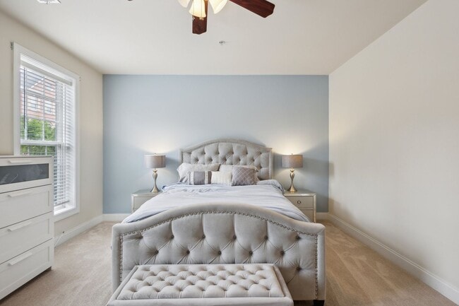 Building Photo - Stunning 2 bed 2.5 bath 2-story condo/townhome